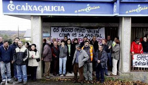 Los manifestantes portaban pancartas en contra del cierre de la oficina de R�o.