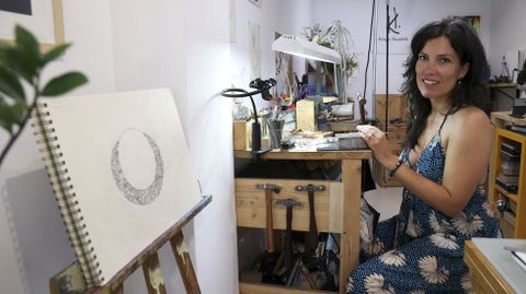 Kinga Haudek es una orfebre y dise�adora de joyas de origen h�ngaro que estableci� su taller en el barrio compostelano de San Pedro. All� elabora piezas art�sticas �nicas de forma artesanal, utilizando t�cnicas tradicionales de orfebrer�a para trabajar la plata y el oro, adem�s de �un enfoque profundamente personal�, destaca una mujer que valora el v�nculo entre el objeto y su due�o.