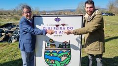 El alcalde de Sober, Luis Fernndez Guitin (izquierda) y Daniel Camino, autor del cartel de la ltima edicin de la Feira de Amandi