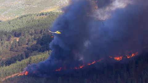 Imagen del incendio en Abrence, cuando estaba activo.
