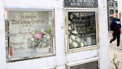 En primeiro termo, a lpida dos irmns Insua, mrtires pola liberdade, na que se empregou a recoecible tipografa creada por Castelao. A sa  unha das 112 sepulturas contabilizadas no cemiterio de Rianxo nas que a inscricin funeraria est en galego.