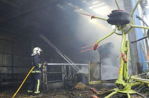 Algn bombero dej la bicicleta o el viaje para acudir a apagar el incendio en Laro. 