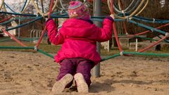 UNA NI�A JUGANDO EN LA INSTALACI�N DE UN PARQUE INFANTIL