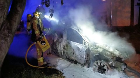 Uno de los bomberos de Oleiros apagando el incendio registrado en Li&aacute;ns
