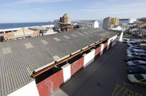 Las instalaciones est�n en las inmediaciones del puerto y junto a la zona comercial de Burela. 