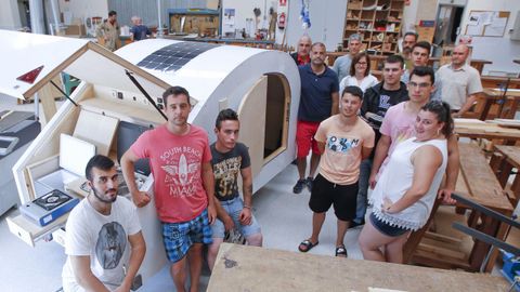 Una minicaravana eficiente. Un grupo de alumnos del Ferrolterra gan� el certamen para mini empresas convocado por la Xunta y la Fundaci�n Alcoa. Los integrantes de esta sociedad empresarial crearon una minicaravana que funciona con un 100 % de energ�a renovable (en la foto los participantes con su creaci�n). Adem�s del reconocimiento se llevaron un premio en met�lico que asciende a 2.000 euros