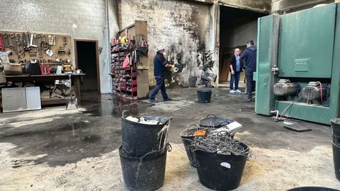 Labores de limpieza en la carpintería Samán de Muros tras el incendio