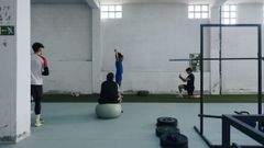 Sesin de entrenamiento de gimnasio de la plantilla de la UD Ourense en el crossfit Enxebre de Coles.