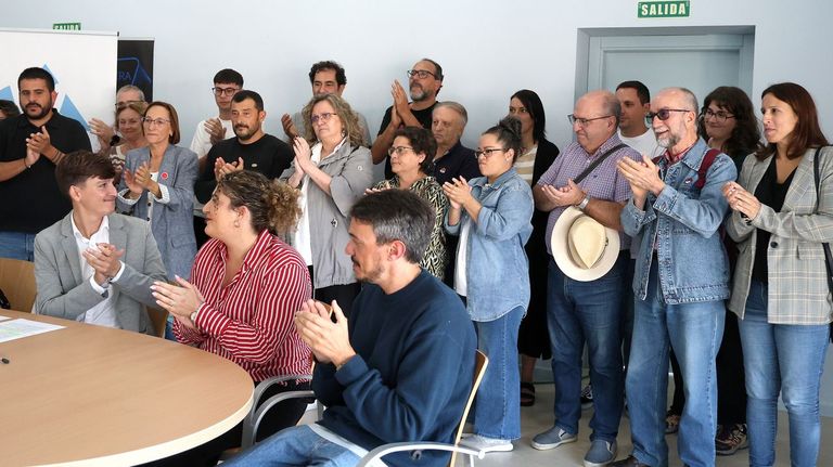 Lus Prez Barral, a la izquierda, compareci arropado por distintos militantes y cargos del BNG de toda la comarca.
