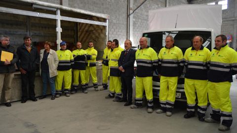 Wenceslao L�pez y Ana RIvas junto a los trabajadores que se encargan del mantenimiento de aceras en Oviedo