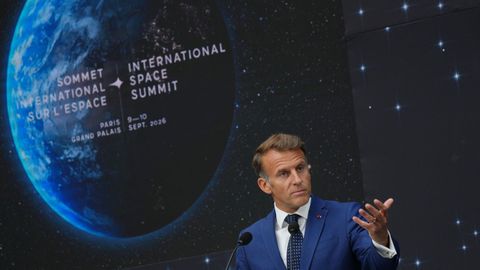 El presidente de Francia, Emmanuel Macron, durante su intervenci&oacute;n en la cumbre espacial internacional celebrada en Par&iacute;s.