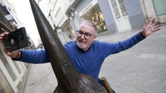 Isidoro Valerio, periodista y pregonero, junto al famoso Capuchoncito de la calle Real.