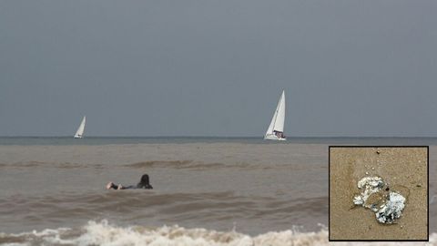 La playa de San Lorenzo amanece con un fuerte olor a heces