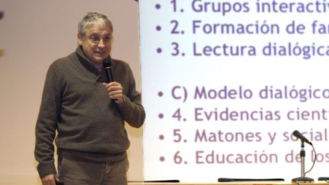 Ram�n Flecha, en una charla en Ferrol en el 2013