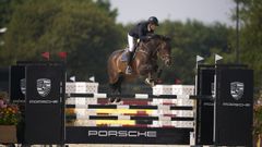 Imagen de un salto durante una competici�n en Casas Novas