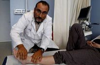El jefe de rehabilitaci�n, Javier Juan, con un paciente en el Meixoeiro. 