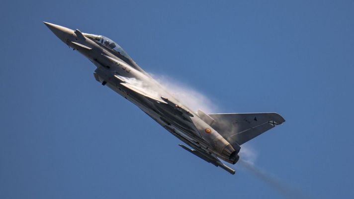 Un Eurofighter realizando un vuelo de exhibici�n