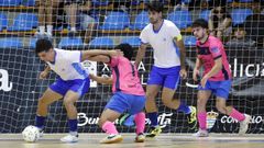 El burelista Enzo B�ez protege el bal�n ante un futbolista del Ribeira FS y la mirada de Pitero