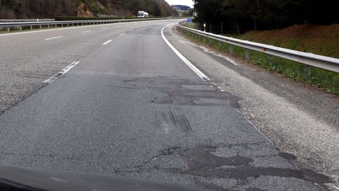 Subida de O Cereixal, con el carril derecho destrozado