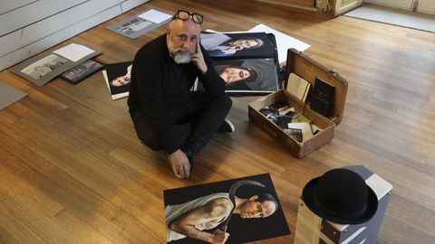 El director y productor compostelano Alfonso Zarauza lleva tres d�cadas haciendo cine y lo celebr� el a�o pasado con una exposici�n