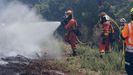 Efectivos de la UME en tareas de extinción del fuego en Ourense.