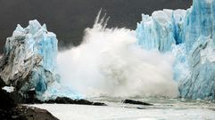 Espectacular derrumbe del caracterstico puente del glaciar argentino Perito Moreno.
