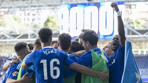 Los jugadores del Real Oviedo celebran un gol