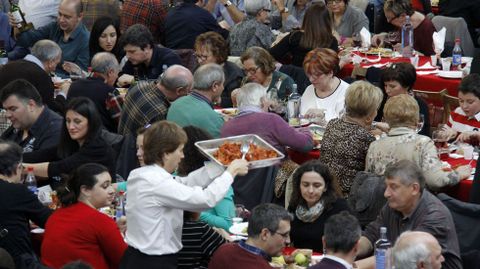 O Barco se rindi al botelo.Ms de mil personas asistieron a la comida en el pabelln