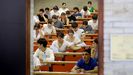 Estudiantes realizando los ex�menes de la selectividad en Vigo, en una imagen de archivo. 