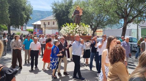 Numerosos fieles acudieron a la procesin de san Antn en Fontei.