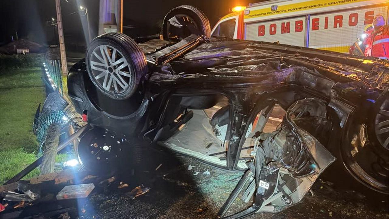 Dos personas resultaron heridas tras chocar su coche contra un poste de ...