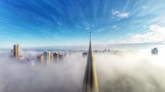 Above the mist (Por encima de la niebla), Maring�, Paran�, Brazil. Primer premio. Una imagen tomada sobre las nubes