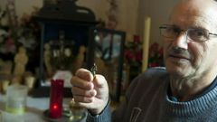 Antonio Pampillo mostraba la imagen en su casa, con la urna, las velas y los exvotos detr�s