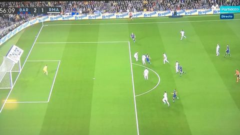 Fuera de juego se�alado a Rakitic en jugada que concluye con gol de Luis Su�rez