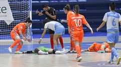 SE LLEVAN A LA PORTERA DEL MARN PATRI ARRUTI EN AMBULANCIA TRAS UN CHOQUE CON UNA JUGADORA DEL EQUIPO CONTRARIO EN EL PARTIDO DE FTBOL SALA FEMENINO EN EL PABELLN DE A RAA. MARN FUTSAL VS RAYO MAJADAHONDA
