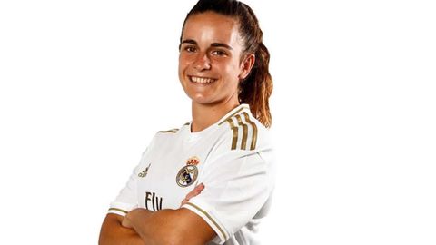 Teresa Abelleira con la equipacin del Real Madrid