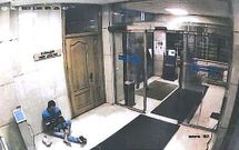 9.26 horas. Rodr�guez se sent� en el suelo hasta que salieron los primeros agentes. Solo se descalz�, retir� el calcet�n del tobillo lesionado y se qued� mirando al suelo sin decir ni hacer nada. 