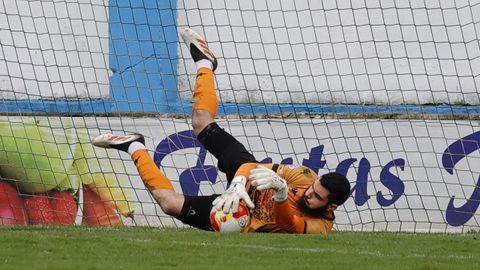 El portero celeste Ayoub realiza una parada en el duelo ante el Estradense