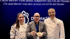 Regueira, con el chef Fel�pez y su ayudante Andrea, en la feria