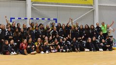 Las jugadoras del Guards y las del Byala, posando juntas tras el segundo partido del cruce entre ambos de la EHF European Cup.