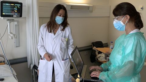 La doctora Dolores Fern�ndez Couto (derecha) con Mar Castellanos, jefa de Neurolog�a del Chuac, durante la pandemia del coronavirus. Fern�ndez, m�dica de planta no covid, ha pasado estos meses con �inquietud contenida�. Percibi� �desasosiego y miedo� y le preocupa el impacto en otras patolog�as, �muchas graves y que no podemos olvidar�.