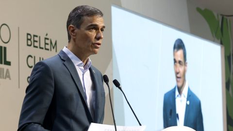 El presidente del Gobierno de Espaa, Pedro Snchez, habla durante la cumbre de lderes de la COP30 este viernes, en el Centro de Convenciones Hangar en Belm (Brasil).