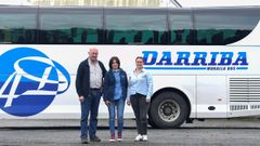 Jos Darriba y sus hijas, Loli y Marisa, ante uno de los autocares de la empresa