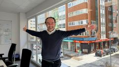 Gonzalo Somoza, propietario del restaurante Kohlanta, delante de la ventana que cede para publicidad