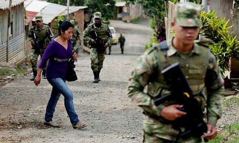 El proceso de paz ocupa el centro del debate electoral (en la foto, una patrulla en Cali). 