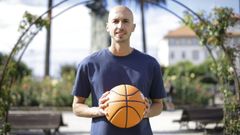 Alex Hern�ndez, nuevo responsable de m�rketing y relaciones institucionales del Leyma B�squet Coru�a, posa para La Voz.