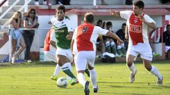 Juampa se abre paso entre dos jugadores de O Val