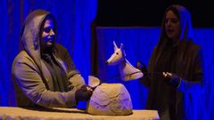 Baobab Teatro, en una representaci�n reciente de su obra  O lobo e a l�a 