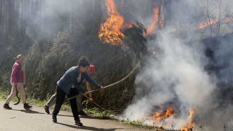 Vecinos de la zona ayudando a contener las llamas