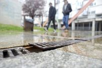 <span lang= es-es >30.000 euros</span>. Un ourensano que tropez� con una tapa de alcantarillado defectuosa en la calle Rafael Dieste solicit�, sin �xito, una indemnizaci�n de esa cuant�a al Concello de Ourense tras sufrir una luxaci�n de su hombro derecho. 